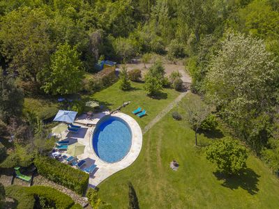 Der gepflegte Garten mit dem ausgestatteten Pool