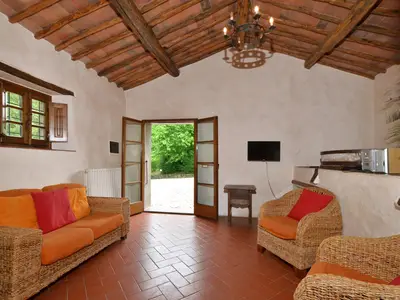 Das Wohnzimmer im Obergeschoss, das auf die ausgestattete Außenterrasse führt