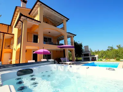 PoolOfHouse