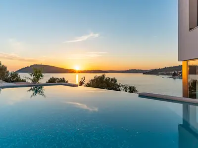 beheizter, privater Infinity-Pool mit Hydromassage
