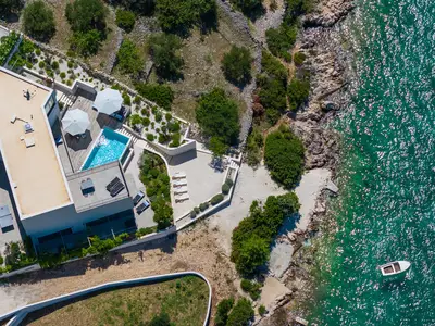 Perfekt gestaltete Villa an der Küste der Bucht Ražanj 