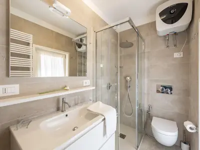 Badezimmer mit Dusche