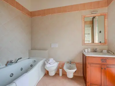 Badezimmer mit Badewanne