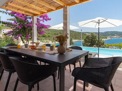 privater 34m2 Pool, Whirlpool, hochwertig möbliertes Anwesen mit Meerblick