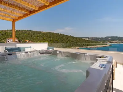 Whirlpool im Freien mit Meerblick auf der obersten Terrasse