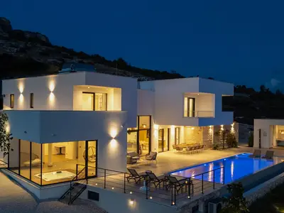 Reservieren Sie Ihren luxuriösen Aufenthalt in der Villa Grandeca, einem exquisiten, gehobenen Zuhause, das Platz für bis zu 9+3 Gäste bietet