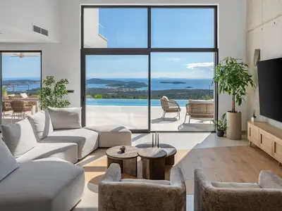 Das Erdgeschoss ist voll klimatisiert und bietet eine komfortable Wohnfläche von 100 m2 mit einem wunderschönen Blick auf das Meer,