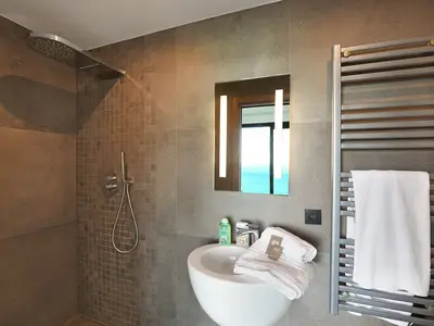 Badezimmer mit Dusche