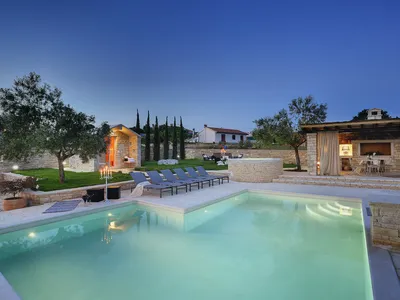 PoolOfHouse