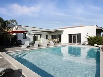 PoolOfHouse