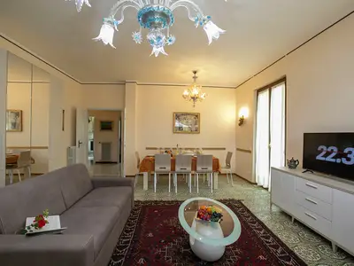 Das Wohnzimmer mit Esstisch