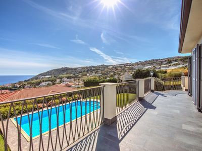 Terrasse mit Blick auf Pool und Meer