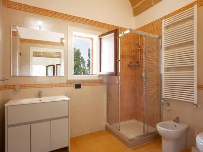 Badezimmer mit Dusche