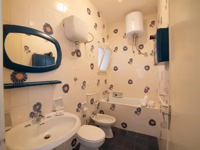 Badezimmer mit Dusche