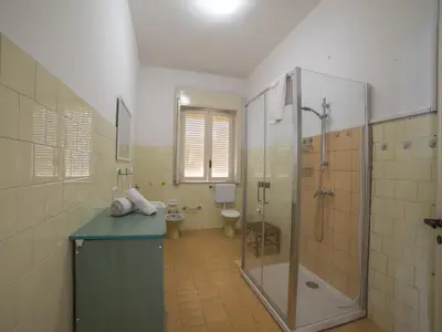 Badezimmer mit Dusche