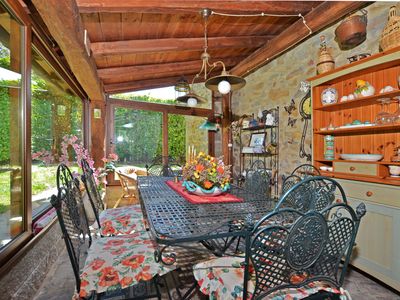 Die ausgestattete Veranda mit schönem Blick auf den gepflegten Garten