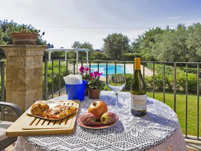 Der ausgestattete Raum auf der großen Terrasse vor der Villa