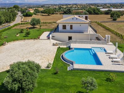 Das Grundstück, der schöne Pool und der große eingezäunte Garten