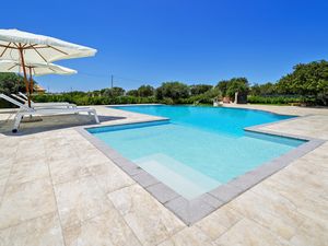 Der schön ausgestattete Pool mit Solarium