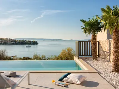 200 Meter vom Strand entfernt, schickes Haus mit beheiztem Pool, Fitnessraum und Spielbereich mit PS4, zwei Fahrrädern, Tischtennis und atemberaubender Aussicht auf die Insel und das Meer
