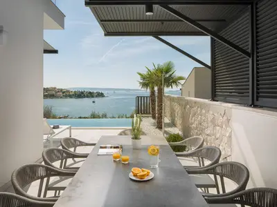 Eine überdachte Terrasse mit einem gemütlichen Essbereich im Freien