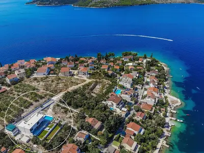 Das Hotel liegt in einer natürlichen mediterranen Landschaft und bietet seinen Gästen einen idealen privaten Rückzugsort in einer abgeschiedenen Umgebung