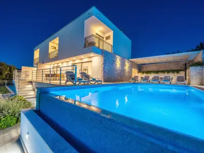 NEU! Villa Paloma Blanca 4-Schlafzimmer-Villa mit Meerblick