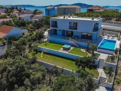 Dieses wunderschön eingerichtete Anwesen mit 245 m2 Wohnfläche befindet sich auf einem komplett eingezäunten Privatgrundstück von 2300 m2