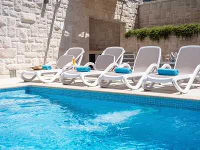 Das weitläufige Sonnendeck der Villa ist ideal zum Sonnenbaden