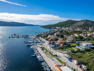 Liegt in ruhiger Umgebung mit 3 Schlafzimmern und beheiztem Pool, 100 m vom Meer entfernt