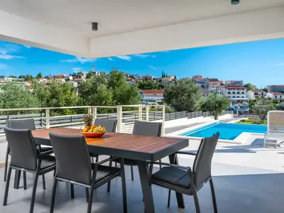 Überdachte Terrasse mit gemütlichem Essbereich im Freien