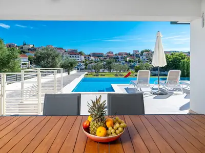 Überdachte Terrasse mit gemütlichem Essbereich im Freien und atemberaubender Aussicht