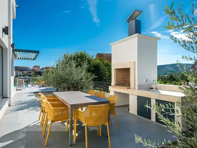 Ein Grillplatz mit Küchenplatte und Spüle