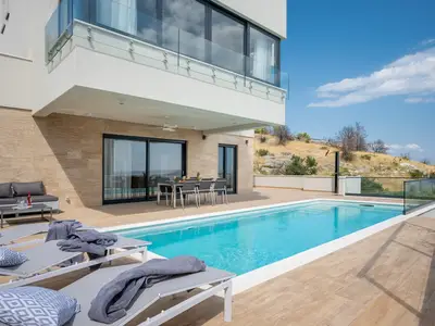 Villa mit 4 Schlafzimmern und privatem 28 m2 großem Pool, 2,5 km vom Strand und 7 km von der Stadt Trogir entfernt.