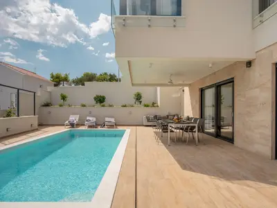 Der Außenbereich der Villa Astera bietet einen beheizten, privaten Swimmingpool 8,3 x 3,4 m