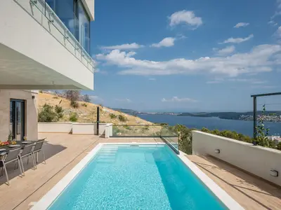 Die Villa Astera bietet von jeder Ecke des Außenbereichs aus einen atemberaubenden Blick auf das Meer und die Gegend von Trogir.