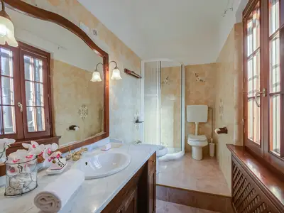 Badezimmer mit Dusche