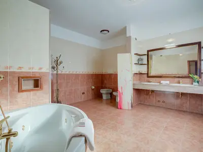 Badezimmer mit Badewanne