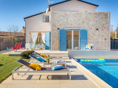 PoolOfHouse