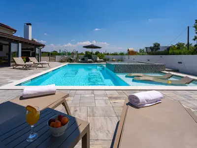 Beheizter 58 Quadratmeter großer Privatpool mit Whirlpool