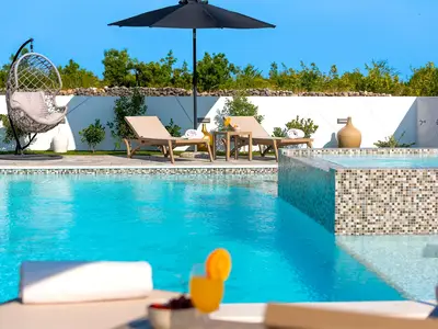 Großes Sonnendeck mit beheiztem, 9 m x 6,5 m großem Privatpool