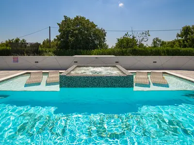 58 Quadratmeter großer privater beheizter Pool mit Whirlpool