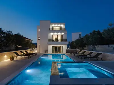 NEU! Villa Lady Maris mit beheiztem Privatpool, 5 Schlafzimmer mit Bad, 70 m vom Strand entfernt