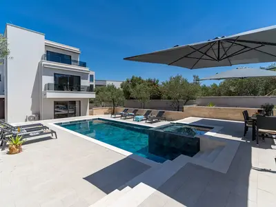 Modern villa with 40sqm heated, private pool with attached whirlpool, Finnish sauna, 9km from Trogir town