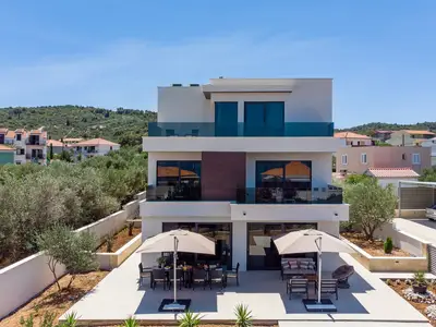 Organized on 3 levels, villa Lady Maris offers 5 bedrooms accommodating a maximum of 10 people