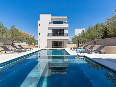 Each bedroom has an en-suite bathroom and a balcony or a terrace, and there is a nice sea view from the property.