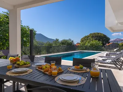 Entspannen und speisen Sie am Pool mit atemberaubendem Bergblick