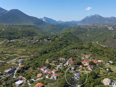 Villa Giro liegt auf einem eingezäunten 2.500 Quadratmeter großen Privatgrundstück mit 264 Quadratmetern nutzbarer Innenfläche