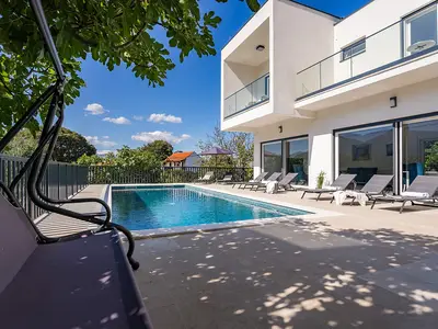 Villa Giro bietet Platz für bis zu 8 Gäste und verfügt über 5 Schlafzimmer