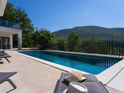 Privater beheizter Pool mit Bergblick. Perfekter Ort für einen erholsamen Urlaub
